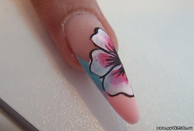 рисуем цветок +на ногтях 